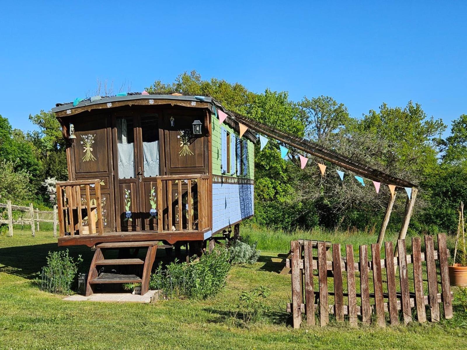 Roulotte Fleur Des Champs Villa Sigalens Kültér fotó